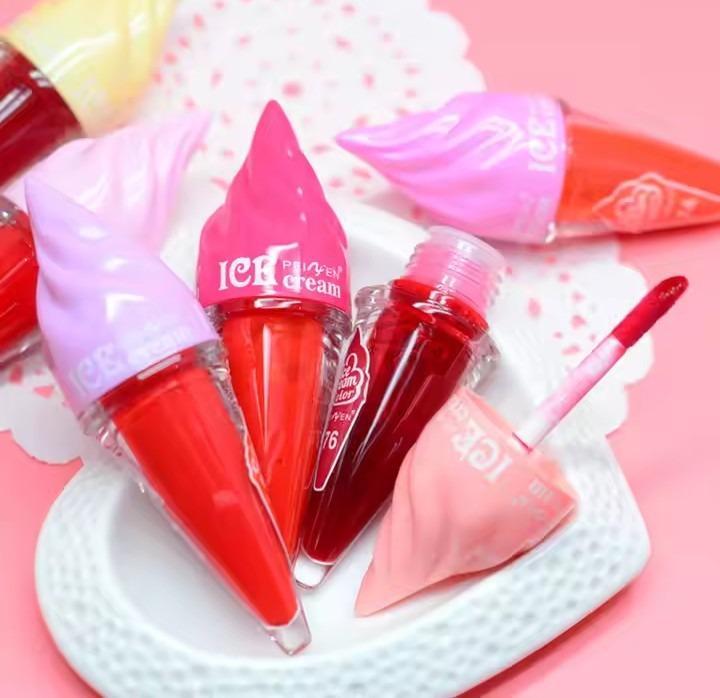 Lip Glaze with glossy finish and moisturizing formula