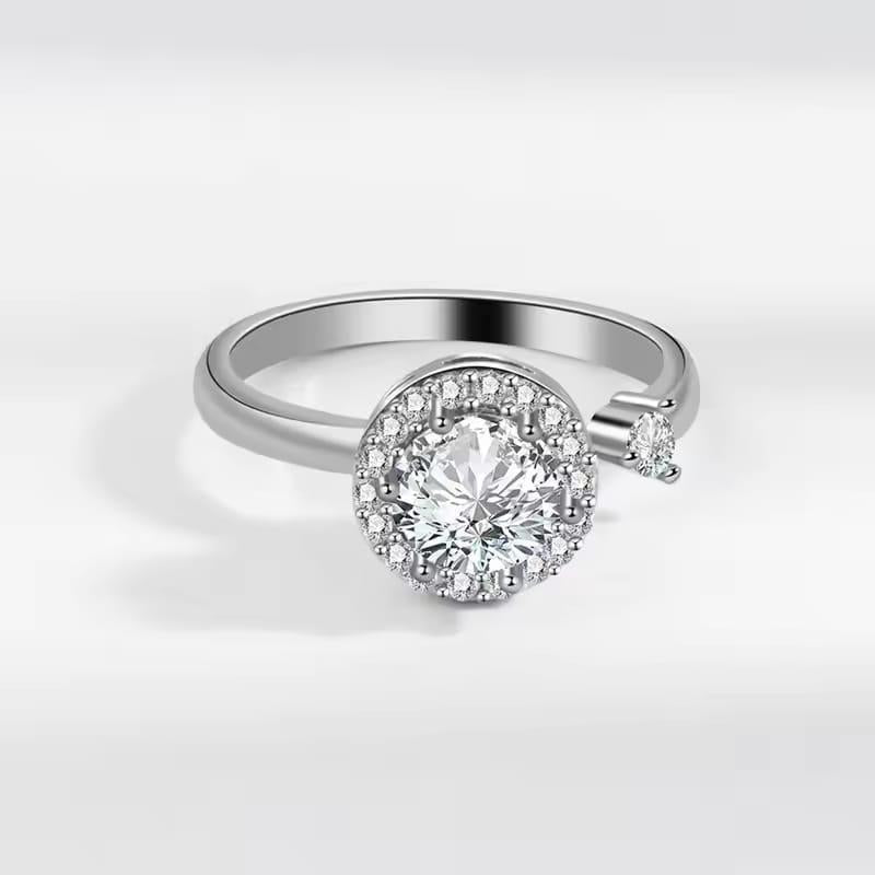 Elegant spinning ring for women – stylish, adjustable, and perfect for everyday wear or gifting.