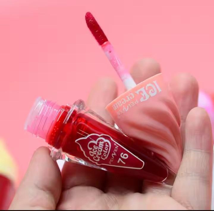 Lip Glaze with glossy finish and moisturizing formula